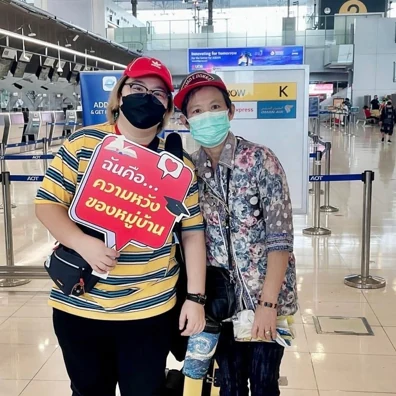 นักเรียนและผู้ปกครองถ่ายรูปร่วมกันที่สนามบินในวันเดินทาง