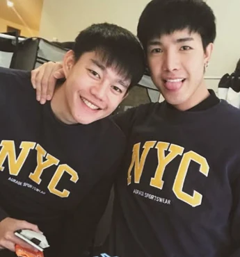 นักเรียนชายสองคนใส่เสื้อ NYC ถ่ายรูปร่วมกันระหว่างเรียนต่อที่อเมริกา